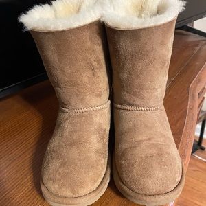 2Y Ugg bow boots